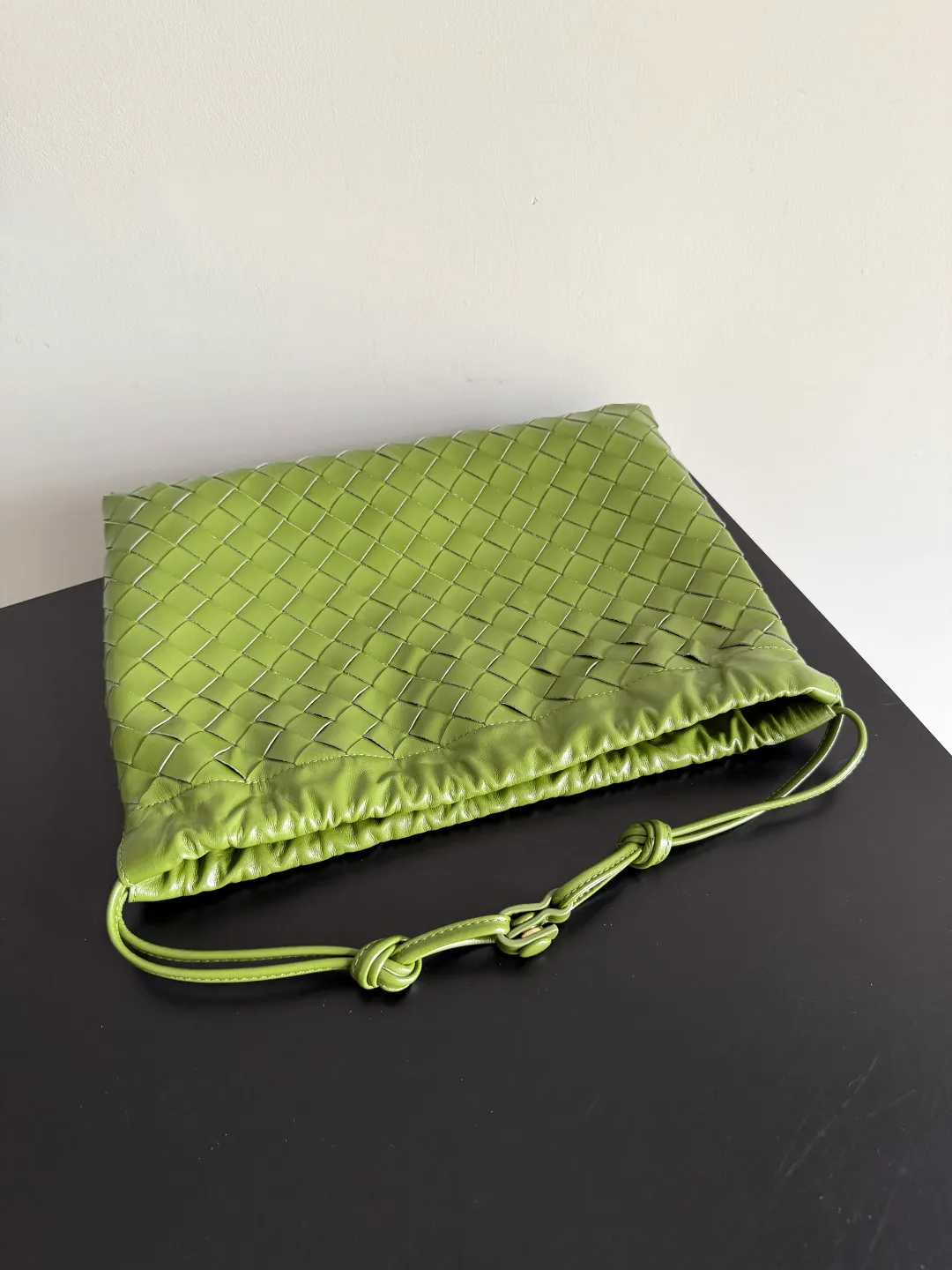 Batch 1560 Armpit bags have become a fashionable item that every girl has in their hands in recent years🛍️. The elegant and simple style has won the love of many people of different ages. However, there is an unavoidable trouble with armpit bags, that is, the capacity is too small, and BOTTEGA VENETA’s new Dustbag Considering people's travel needs, the capacity of garbage bags has been greatly upgraded. Folding umbrellas, water cups, and girls' makeup powder and lipstick can all be accommodated. It is very light and resistant to dirt. Even if you have a lot of things when traveling, it can reduce the burden to a certain extent. The shoulder straps are buckled and can be changed at will. It can be used for hand holding or as the liner of a large bag. After the drawstring is drawn, it looks like a cloud bag. It is very suitable for concave styling when traveling in summer🙋🏻‍♀️ Style number: 796728 Size: 32*23*1cm